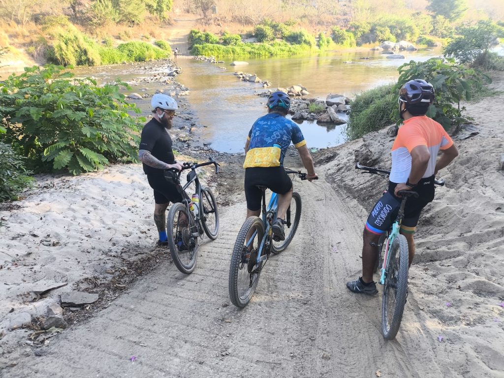 Ciclistas cruzando un río